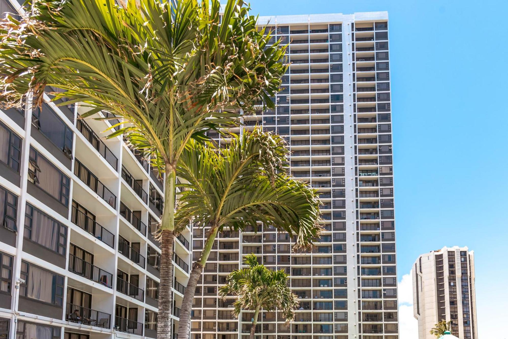 Waikiki Banyan Oasis With Partial Ocean View, 1-block To Beach, Free Parking Apartment