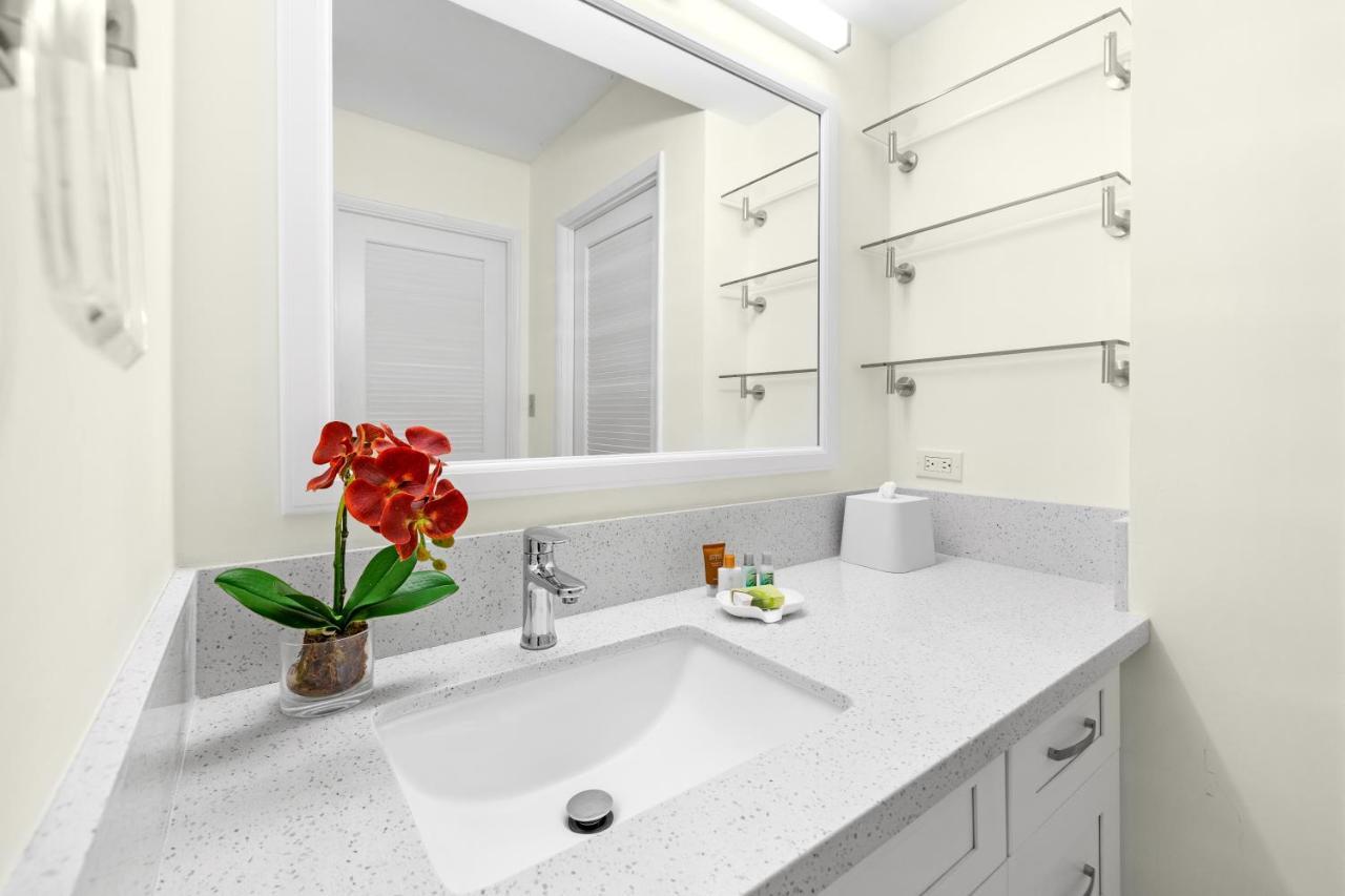 Waikiki Banyan Oasis With Partial Ocean View, 1-block To Beach, Free Parking Appartement
