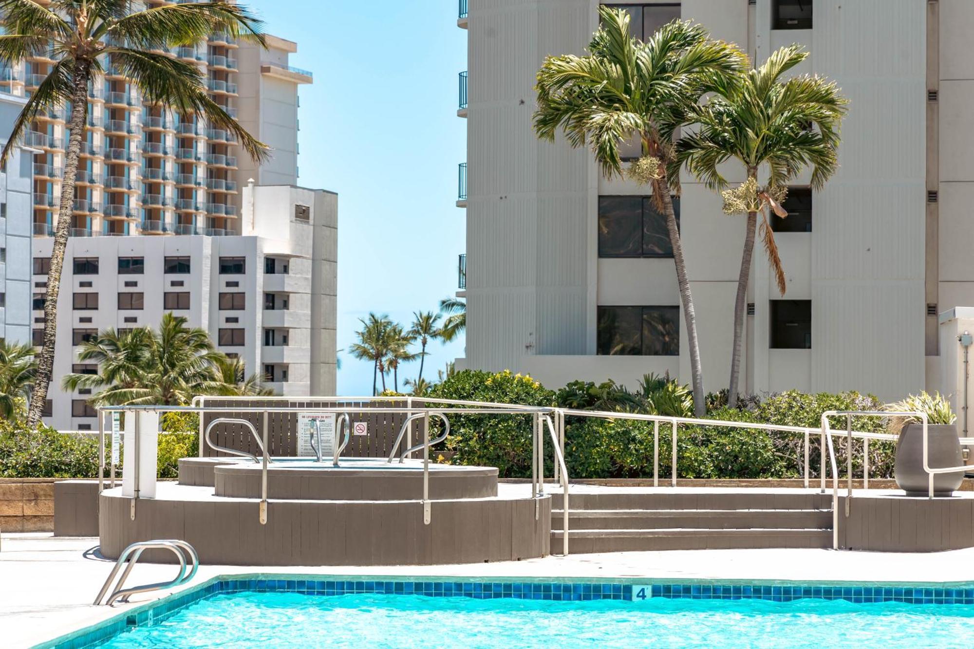 Waikiki Banyan Oasis With Partial Ocean View, 1-block To Beach, Free Parking Appartement
