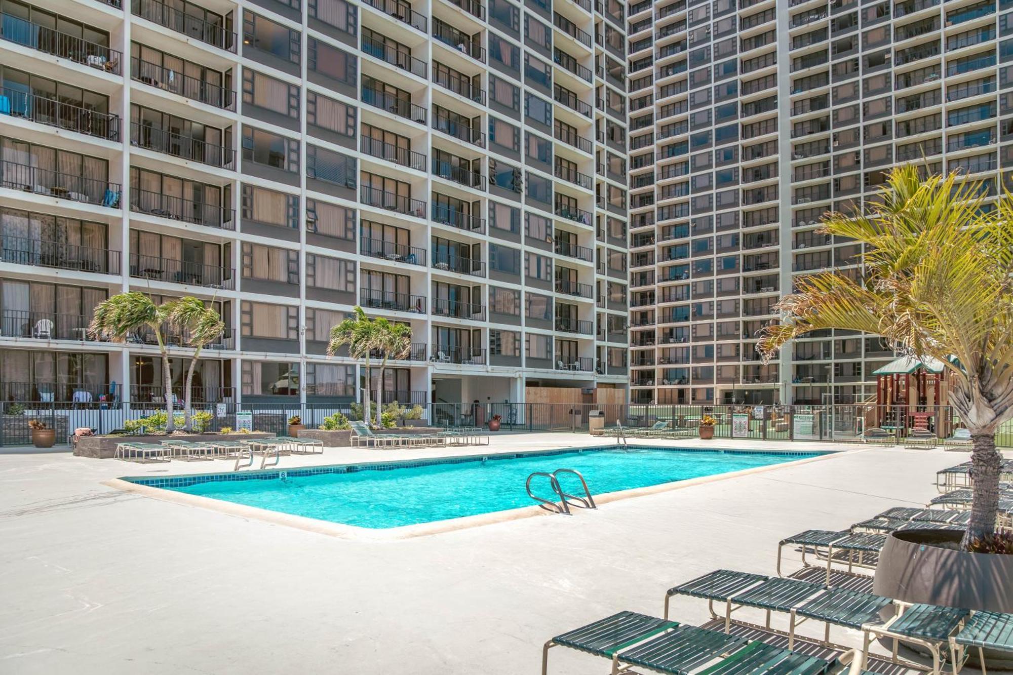 Waikiki Banyan Oasis With Partial Ocean View, 1-block To Beach, Free Parking Apartment *